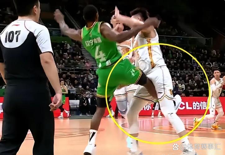 球员抄凳子泄愤被拦